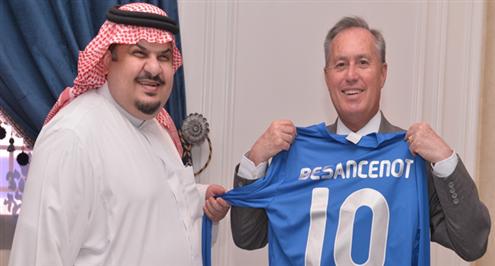 بالصور .. قميص الهلال يحمل اسم السفير الفرنسي بالمملكة